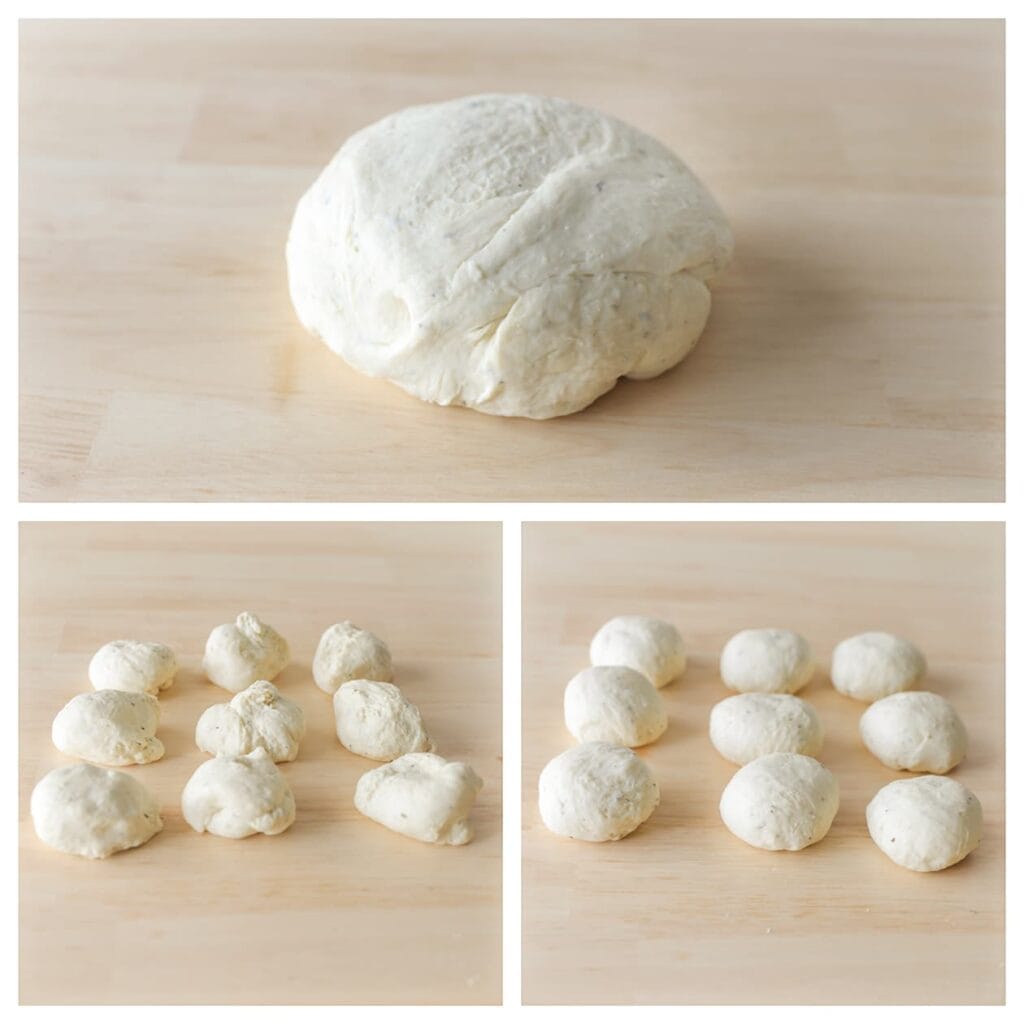 Druk de lucht uit het deeg en verdeel het in 9 gelijke stukken van ongeveer 70 gram. Vorm tot bollen.