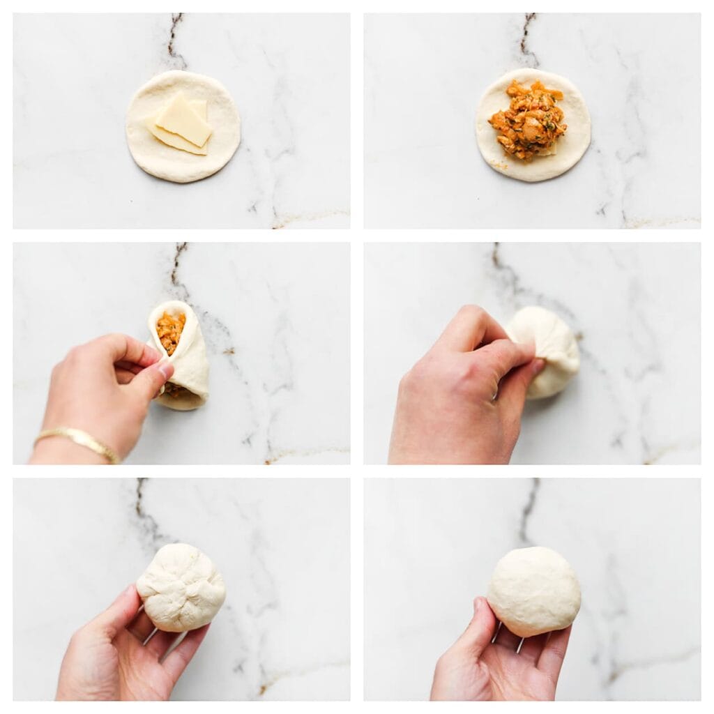 Leg in het midden van het deeg een plakje kaas en ongeveer 45 gram kipmengsel. Vouw de randen omhoog, knijp de bovenkant goed dicht en rol het deeg tot een gladde bol.