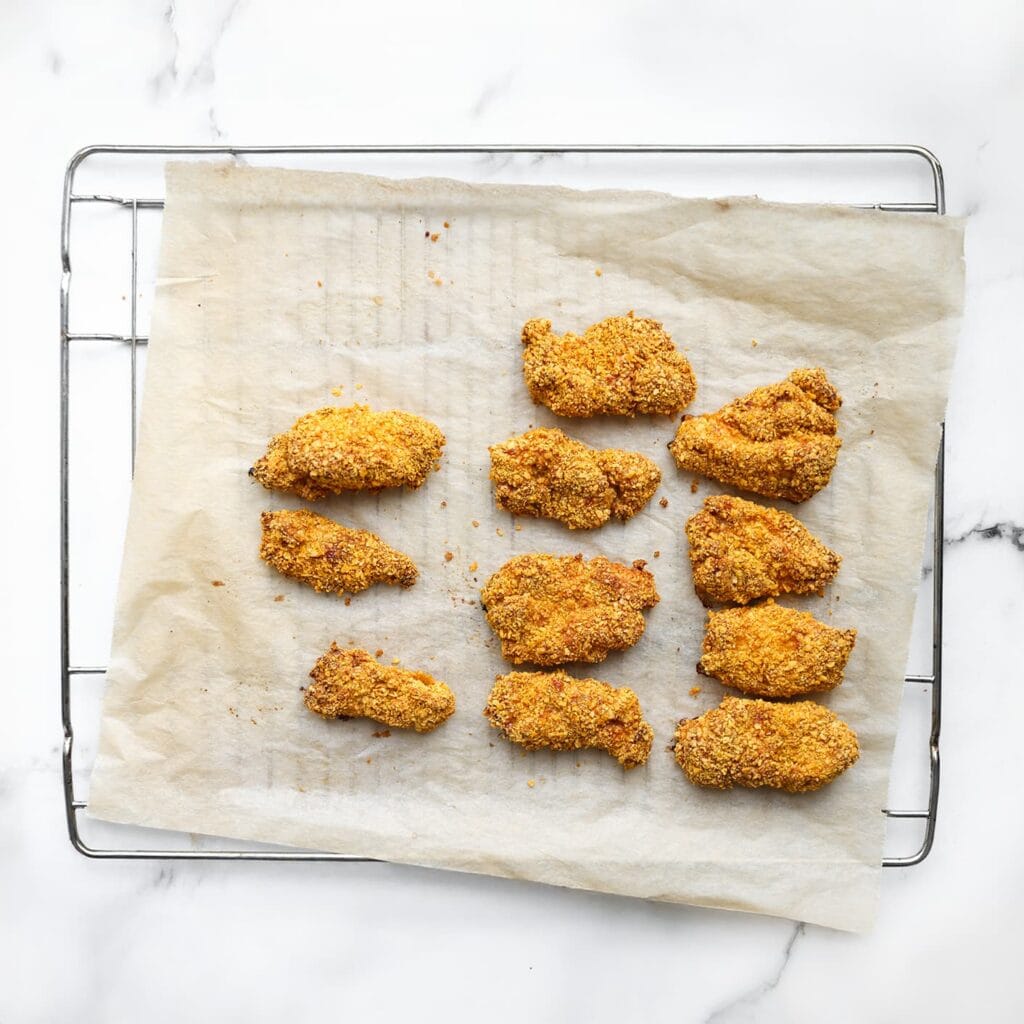 Bak de kip in een voorverwarmde oven op 175 °C in 25-30 minuten gaar.