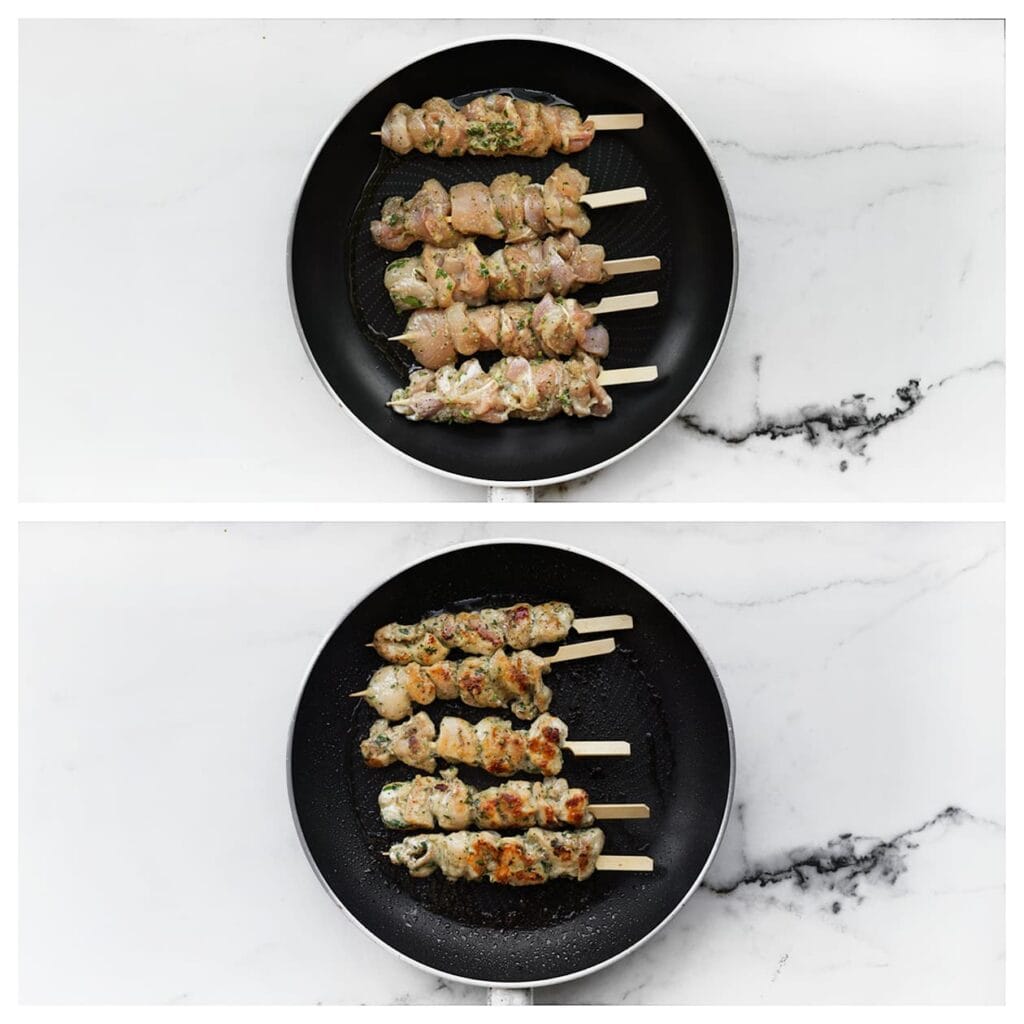 Vul een glas met water en laat de houten prikkers 20 minuten weken. Dit voorkomt dat ze verbranden tijdens het bakken. Rijg de stukjes kip aan de spiesjes. Verhit een scheutje olijfolie in een koekenpan op middelhoog vuur en bak de kipspiesjes rondom gaar.