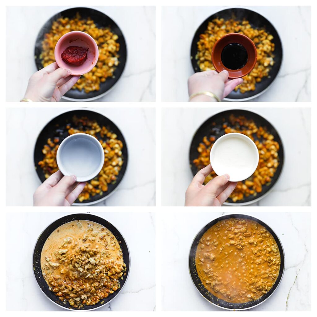 Voeg de tomatenpuree, ketjap manis, het water en de slagroom toe. Meng goed en laat 5-7 minuten sudderen tot de saus is ingedikt.