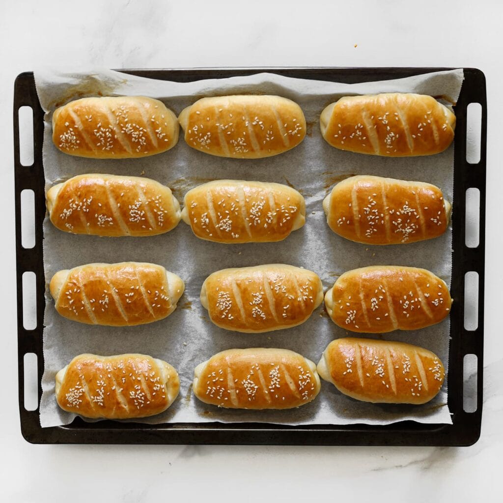 Bak de broodjes in een voorverwarmde oven op 200 °C in 12–18 minuten goudbruin. Laat daarna iets afkoelen.