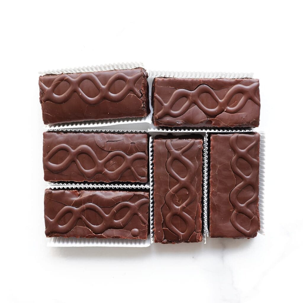 Haal ze chocoladecakejes uit hun verpakking.