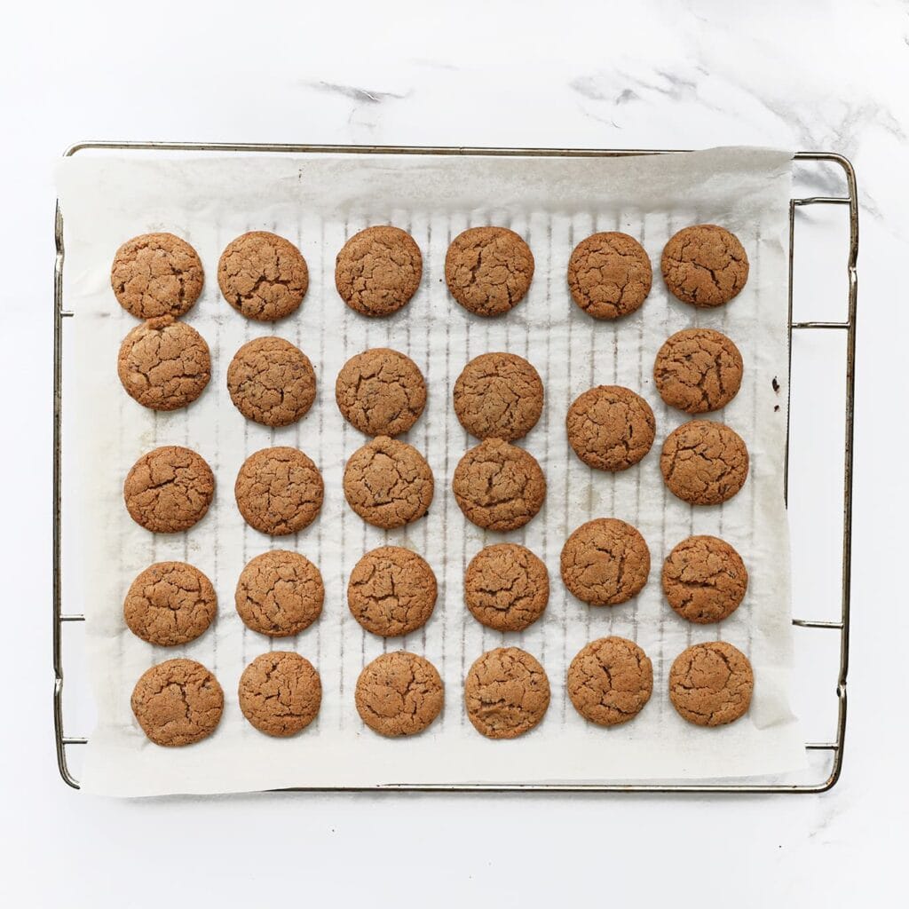Zet de walnotenkoekjes in een voorverwarmde oven op 200 &deg;C. Bak 10-12 minuten. Haal de koekjes uit de oven en laat ze volledig afkoelen, zodat ze stevig worden.