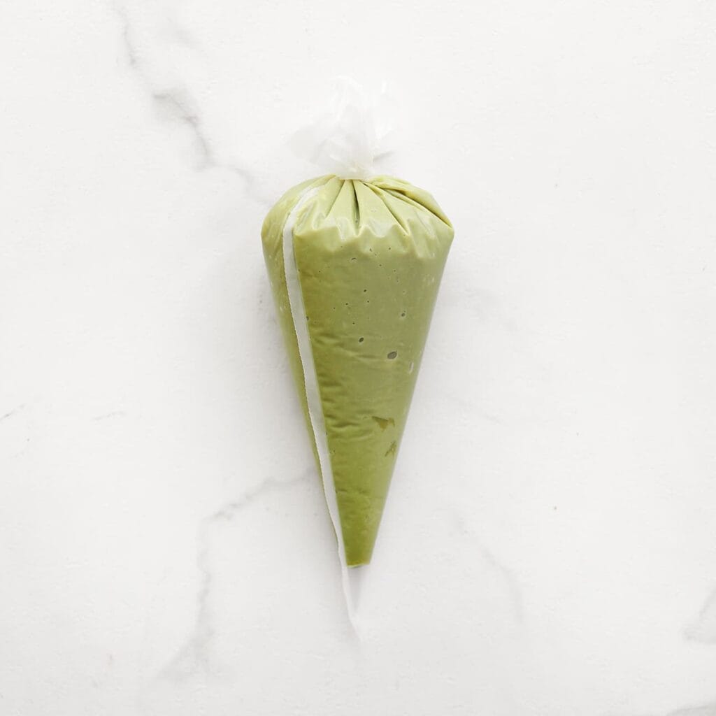 Doe het pistachemengsel in een spuitzak.