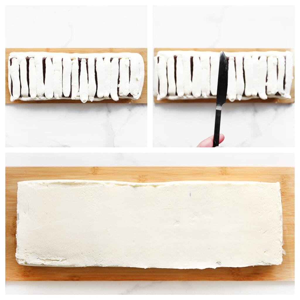 Spuit een laagje room over de cakejes en strijk dit gelijkmatig glad.