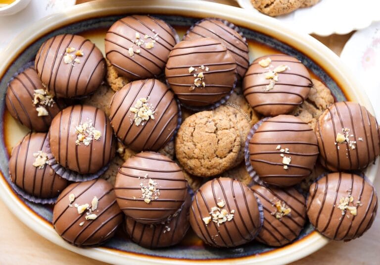 Crumbly Walnut Cookies with Chocolate