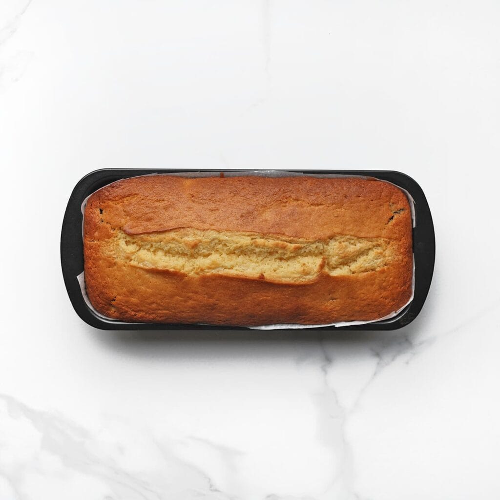 Zet de cake in een voorverwarmde oven op 165 &deg;C. Bak 25-35 minuten. Houd de cake goed in de gaten; elke oven werkt anders. Controleer met een sat&eacute;prikker of de cake gaar is: komt deze er droog uit, dan is de cake klaar. Laat de cake volledig afkoelen voordat je hem aansnijdt.