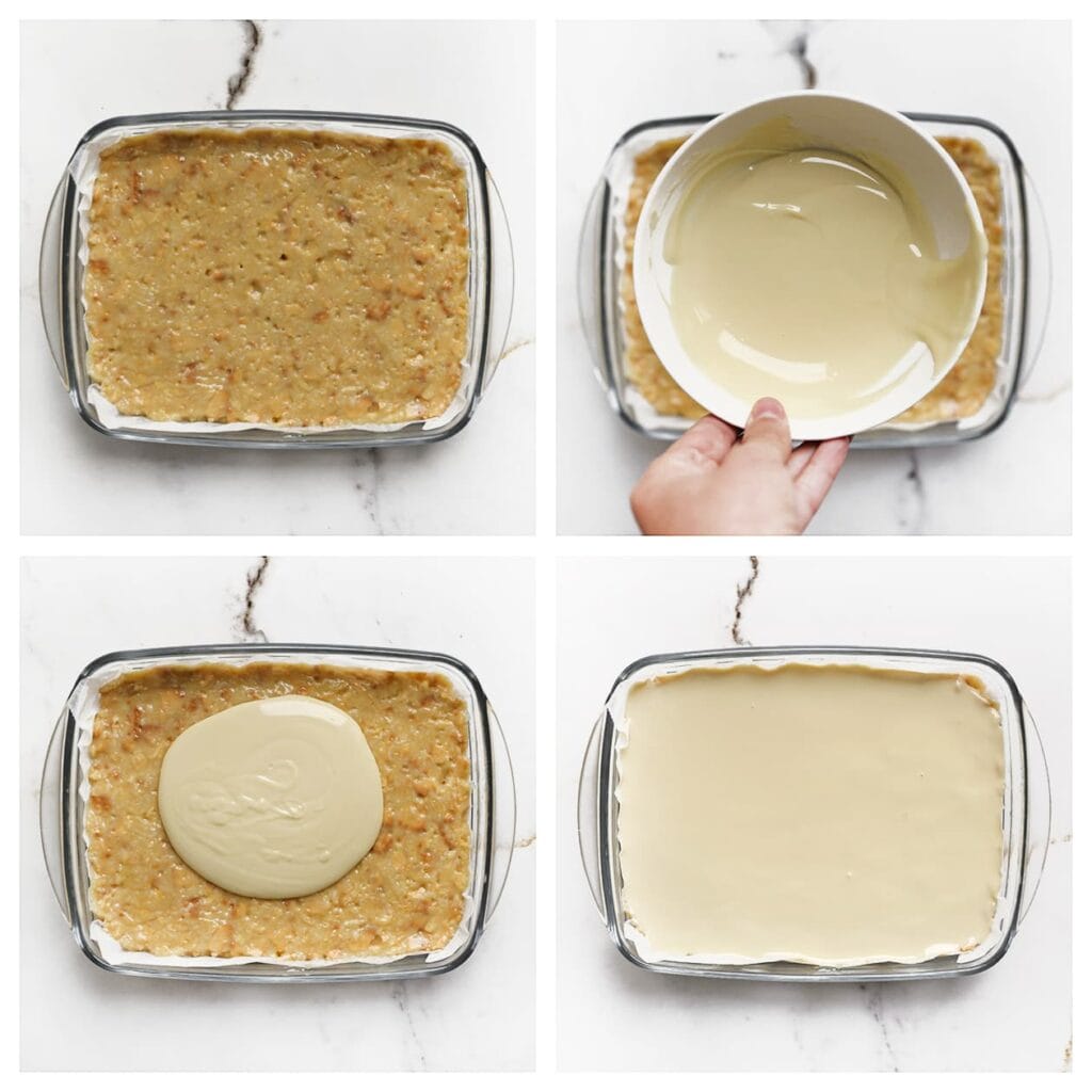 Giet de gesmolten chocolade gelijkmatig over het koekjesdeeg.