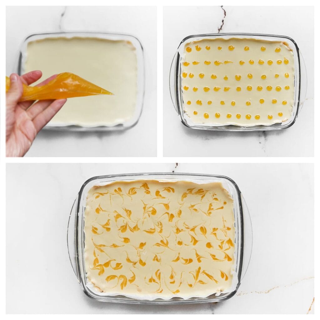 Spuit er meteen lemon curd (30 gram) op in stipjes. Gebruik een sat&eacute;prikker of tandenstoker om een marmerpatroon te cre&euml;ren. Laat 4-5 uur opstijven in de koelkast, bij voorkeur een hele nacht.