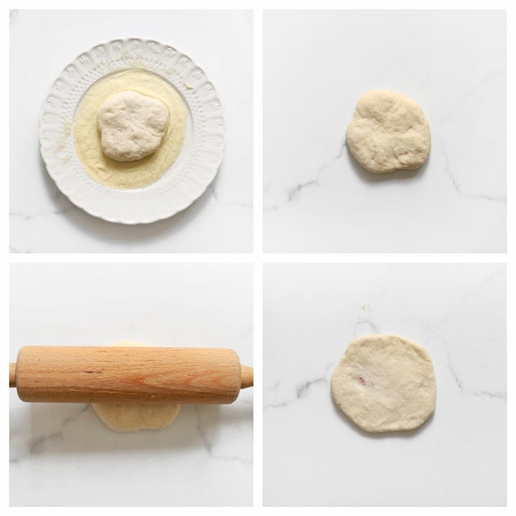 Strooi wat fijne griesmeel op een bord en haal het gevulde deegbolletje erdoor. Leg op je werkvlak en rol voorzichtig plat.