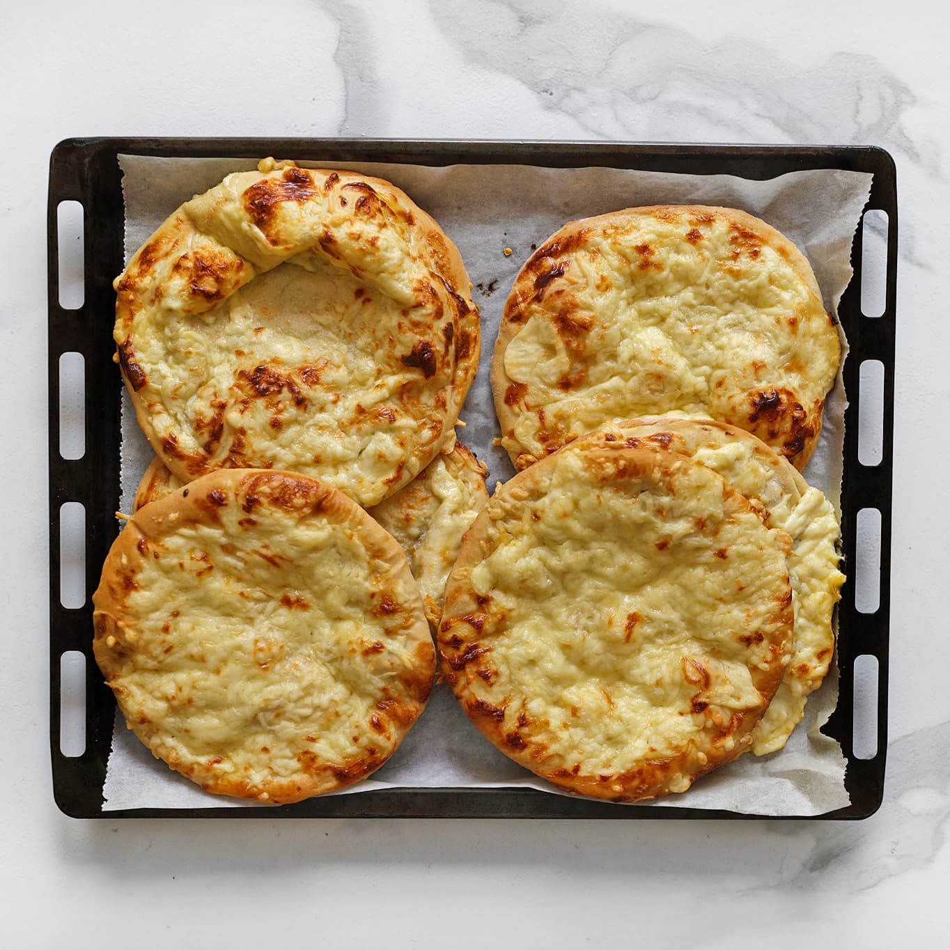 Gevulde gehaktbroodjes gaar bakken in de oven