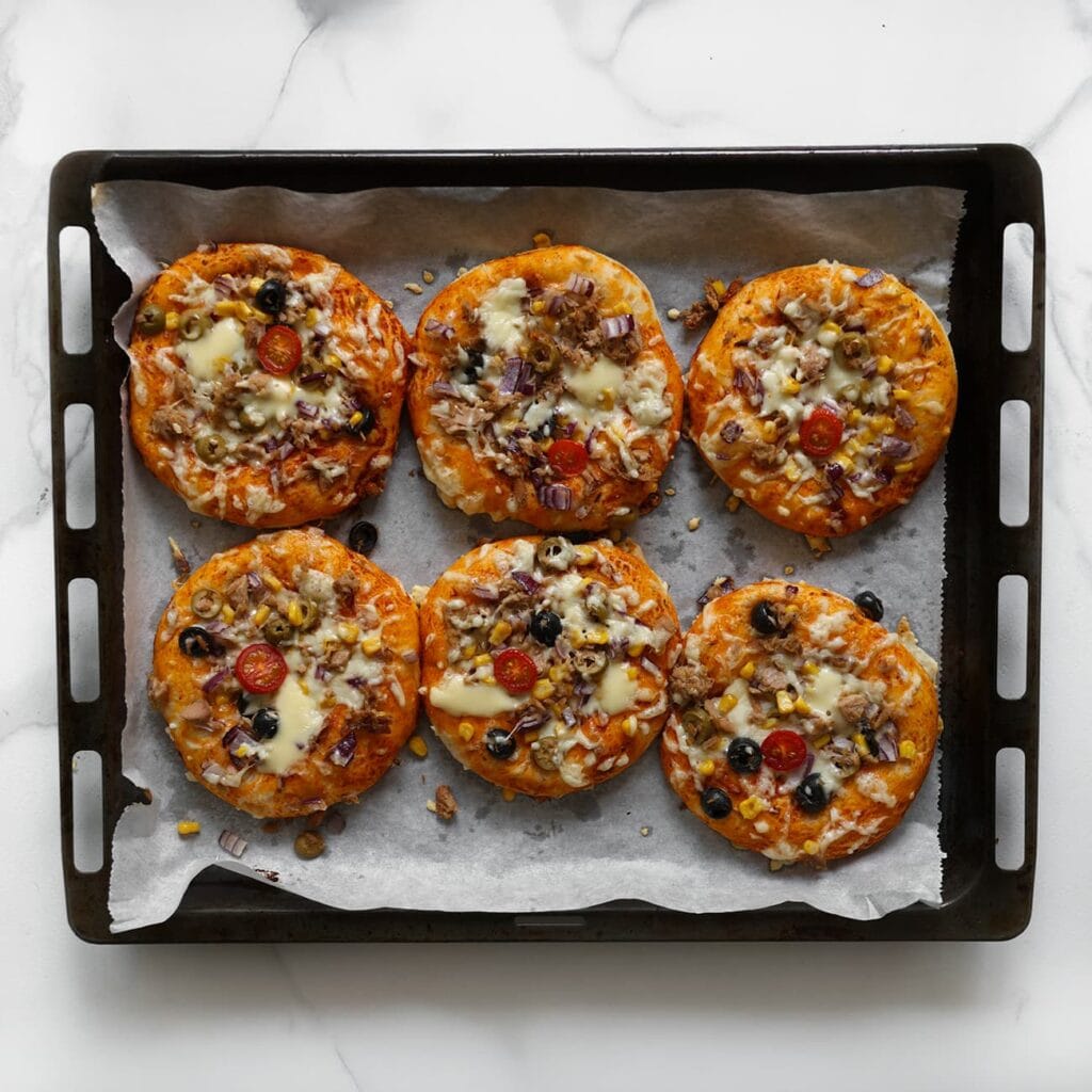 Bak de pizza&rsquo;s in een voorverwarmde oven op 200 &deg;C (boven- en onderwarmte) in 12&ndash;18 minuten goudbruin. 