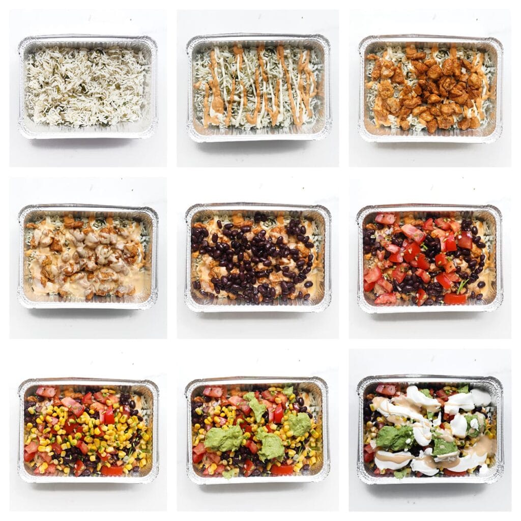 Verdeel een laagje rijst over een schaal. Schep daarover wat kaassaus, dan de kip, nog een beetje kaassaus, gevolgd door de zwarte bonen, tomatenmengsel, maïsmengsel, avocadosaus, crème fraîche, mayonaise en als topping eventueel nog een beetje kaassaus en je favoriete saus.