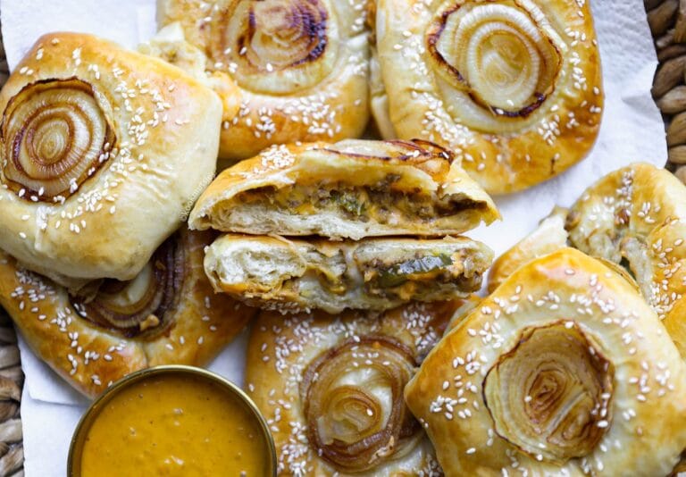 Kaas-Uienbroodjes met Gehakt