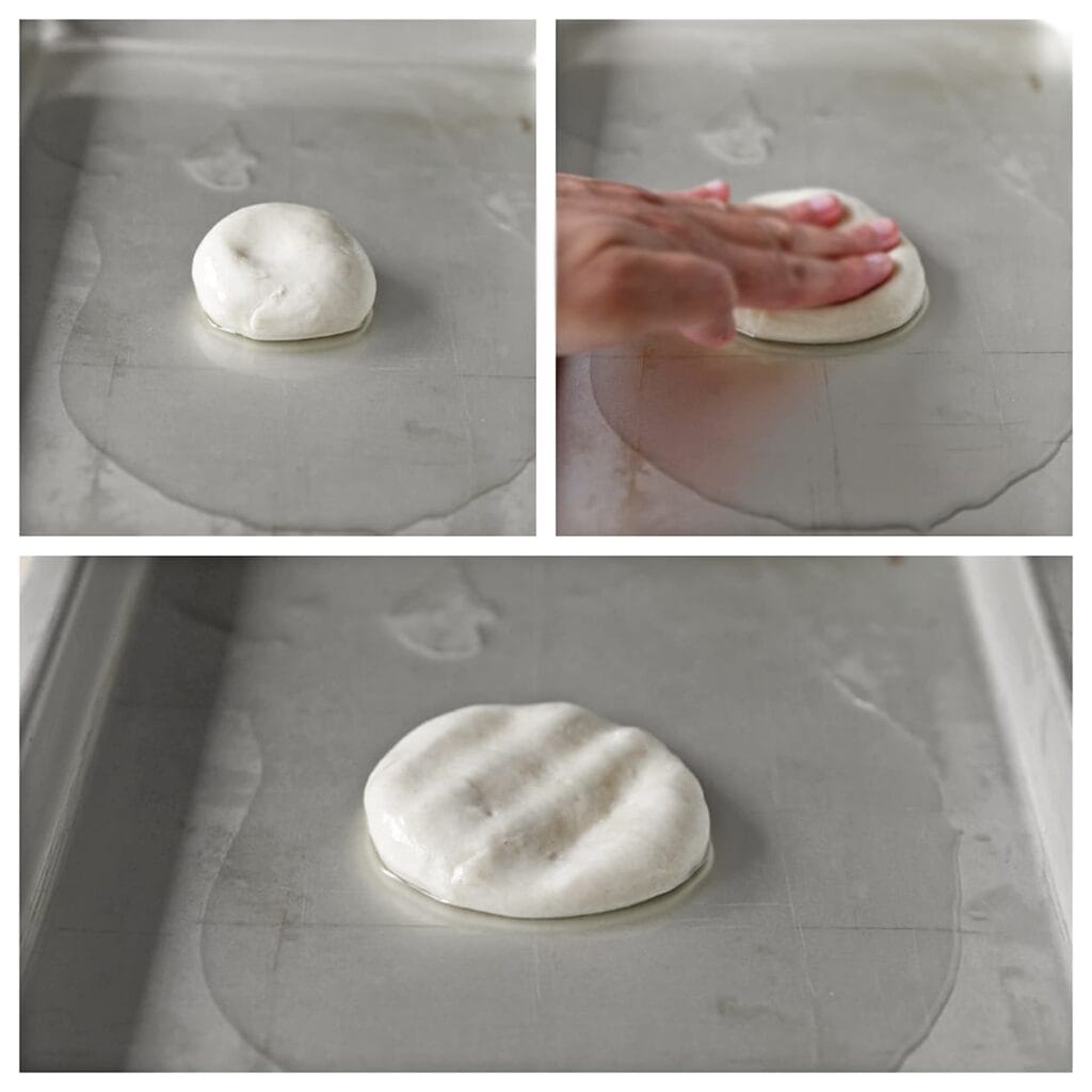 Vet je handen in met olie en neem een bol deeg. Druk deze plat op een ingevette werkplek (ongeveer 30 ml olie). Dek af en laat nog eens 30 minuten rusten.
