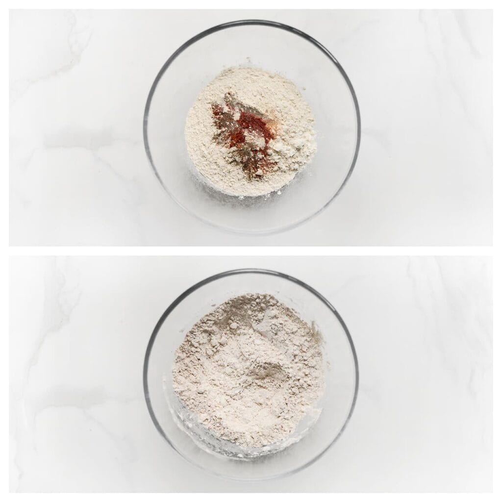 Meng de ma&iuml;zena, bloem, cayennepeper, paprikapoeder, uienpoeder, knoflookpoeder en zout in een ruime kom.