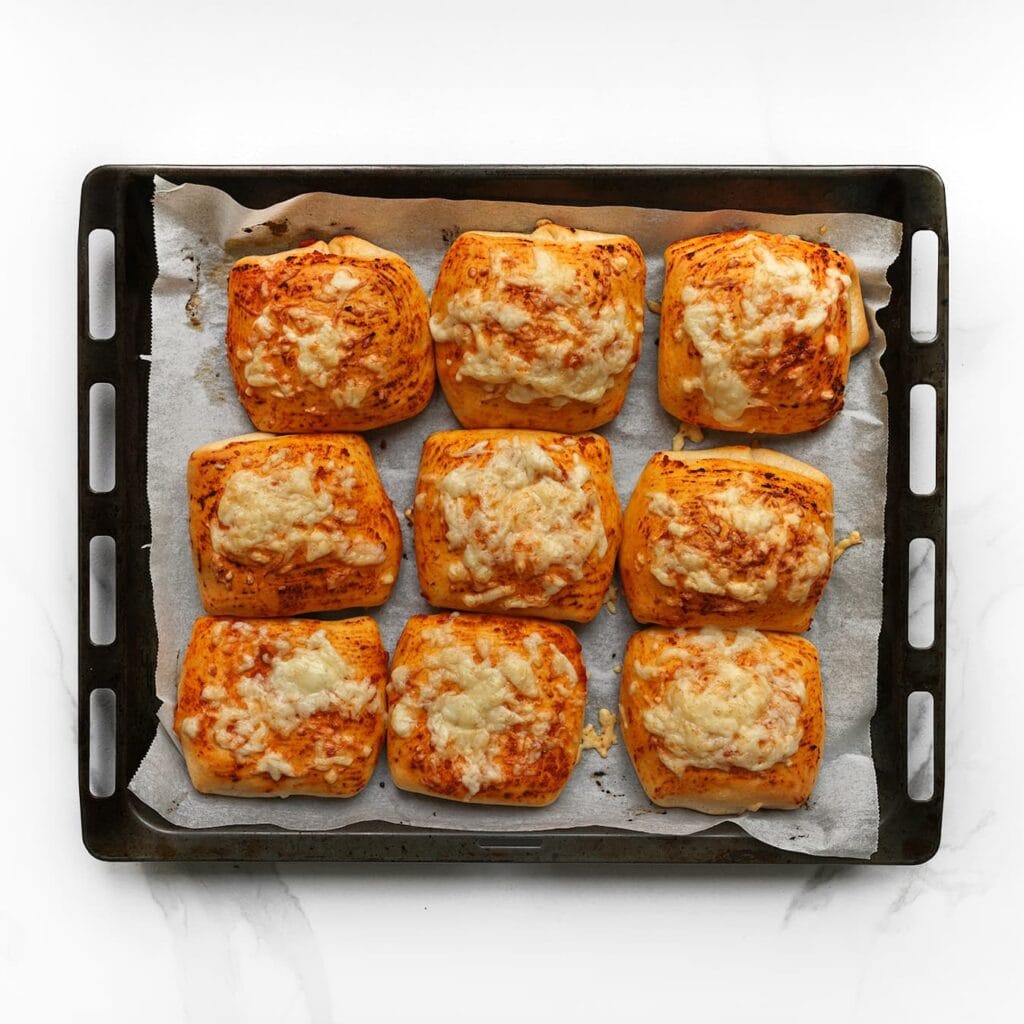 Bak de broodjes in een voorverwarmde oven op 200 &deg;C in 12&ndash;18 minuten goudbruin. Houd de baktijd goed in de gaten.