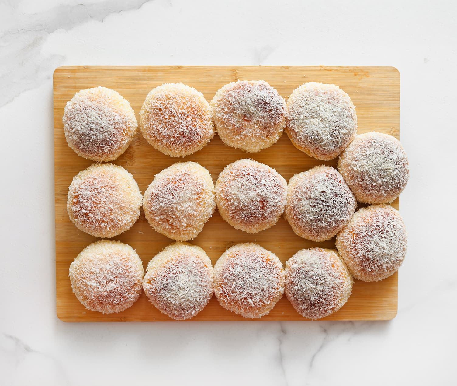 Broodjes door de geraspte kokos halen