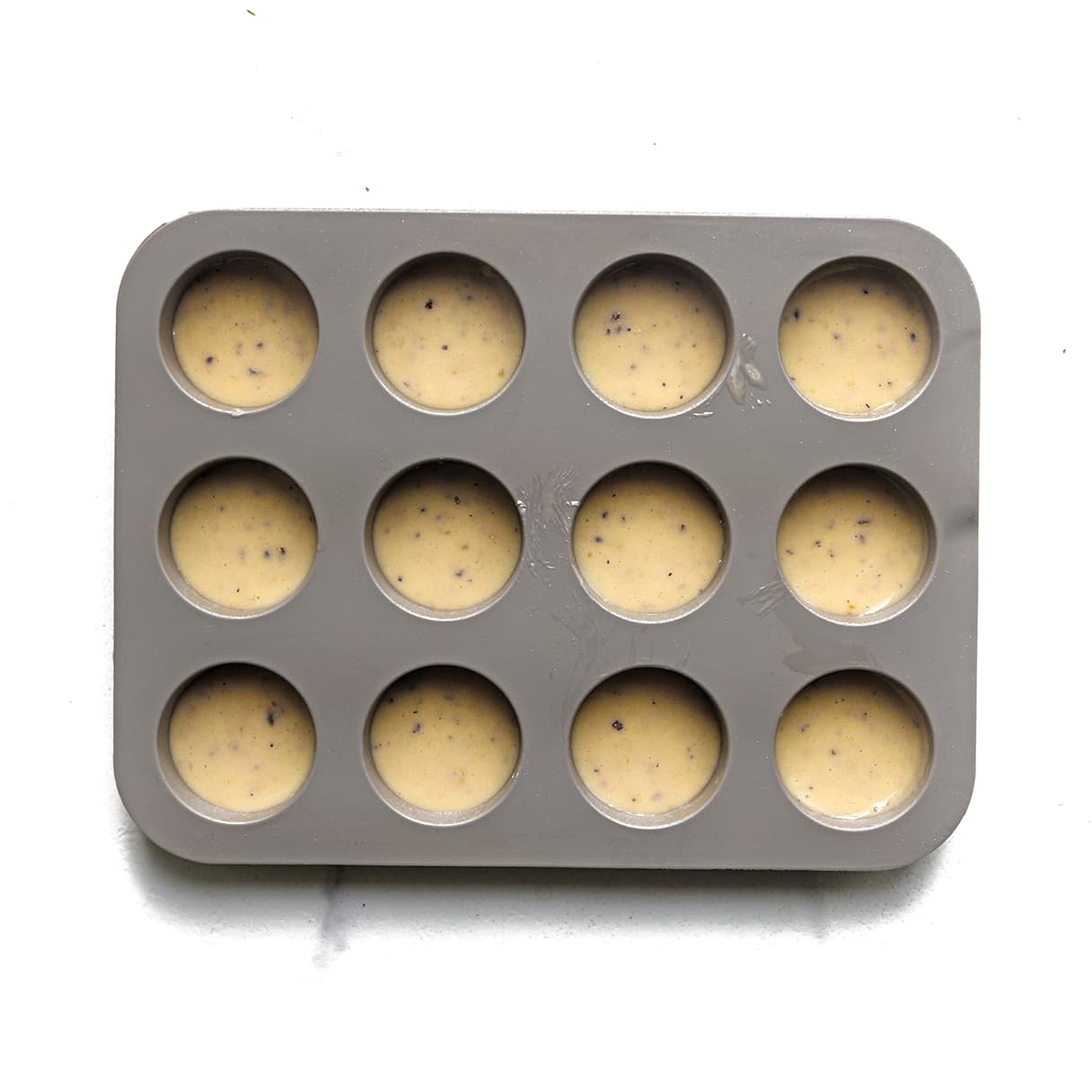 Cakebeslag verdelen over een siliconenvorm