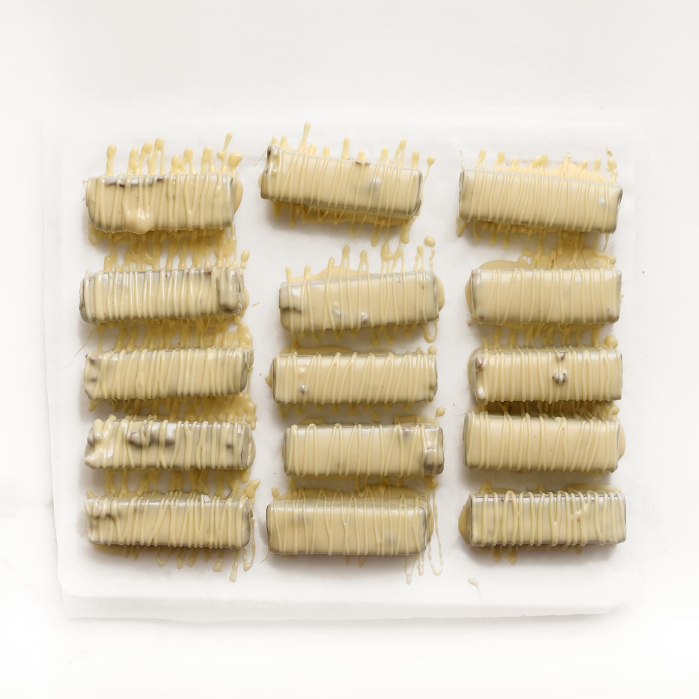 Chocoladebars garneren met witte chocoladelijntjes