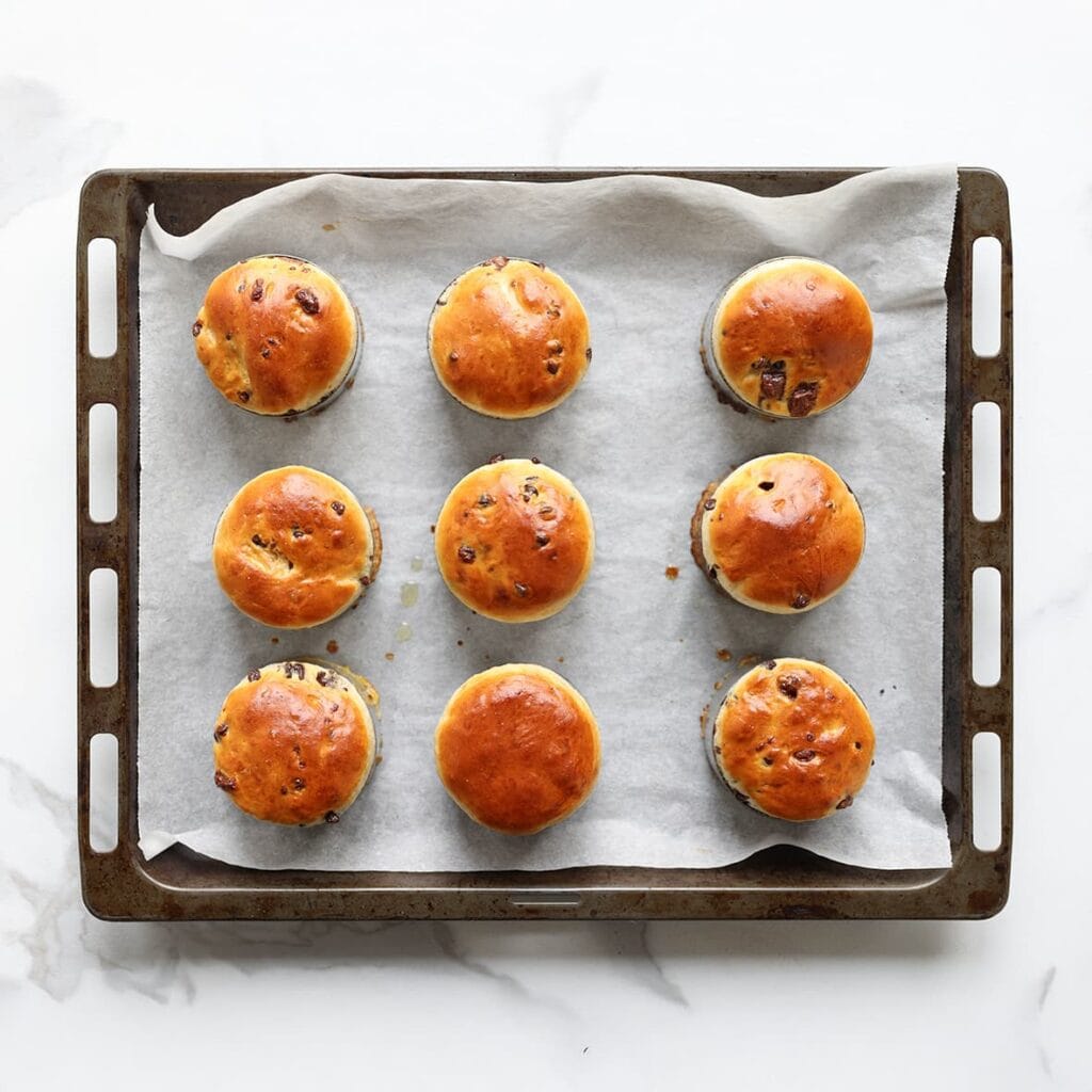 Zet de chocoladebroodjes in een voorverwarmde oven op 200 &deg;C. Bak 10&ndash;12 minuten. Dek de broodjes direct na het bakken af met een theedoek, zodat ze heerlijk zacht blijven.