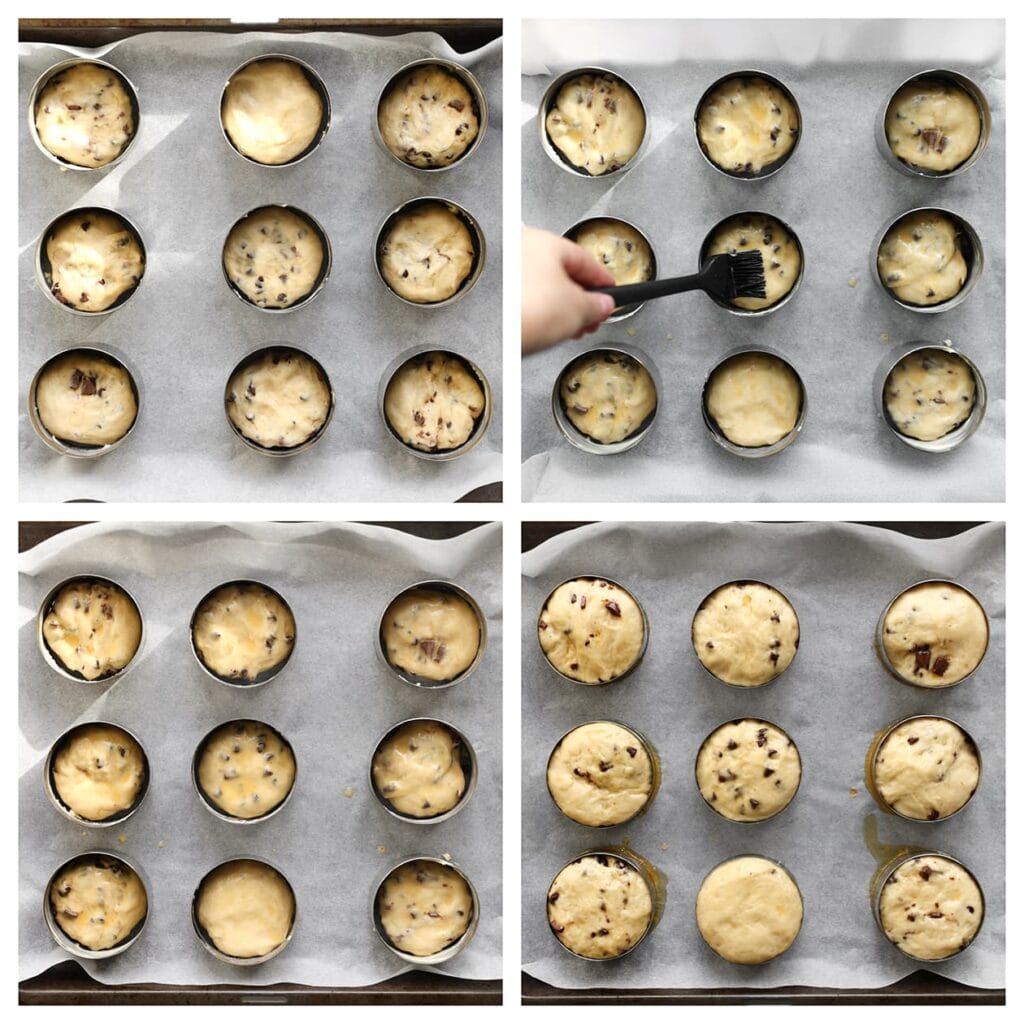 Vet de bakringen goed in en leg de deegbollen erin. Bestrijk de bollen met een geklutst ei en laat ze 30 minuten rijzen, of tot ze in omvang zijn verdubbeld.