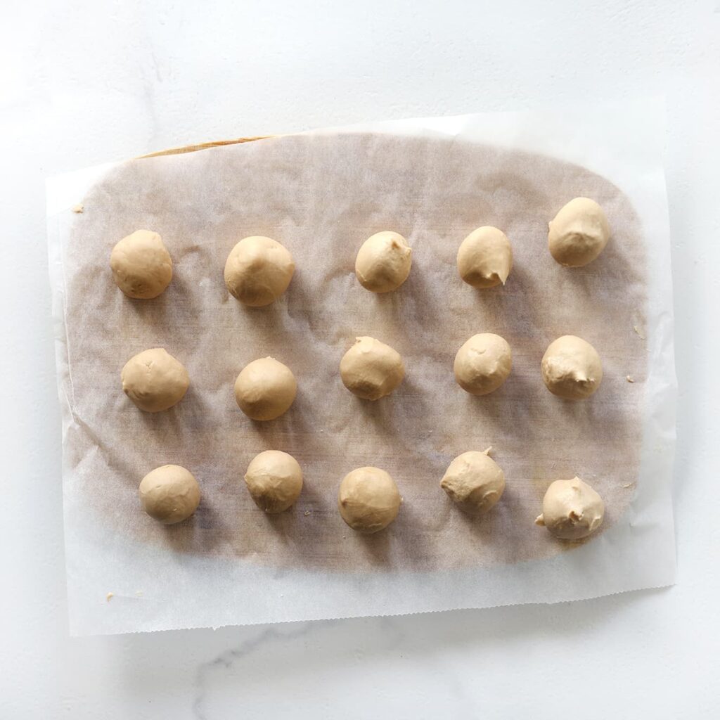 Neem porties van ongeveer 10 gram hazelnootpasta en leg deze op een vel bakpapier. Zet in de vriezer tot ze stevig zijn.