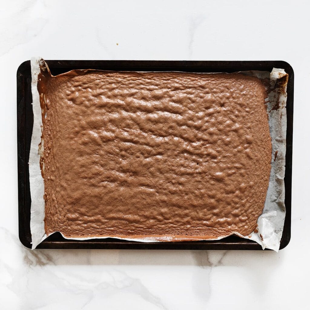 Zet de cake in een voorverwarmde oven op 200 ℃. Bak 7-10 minuten.