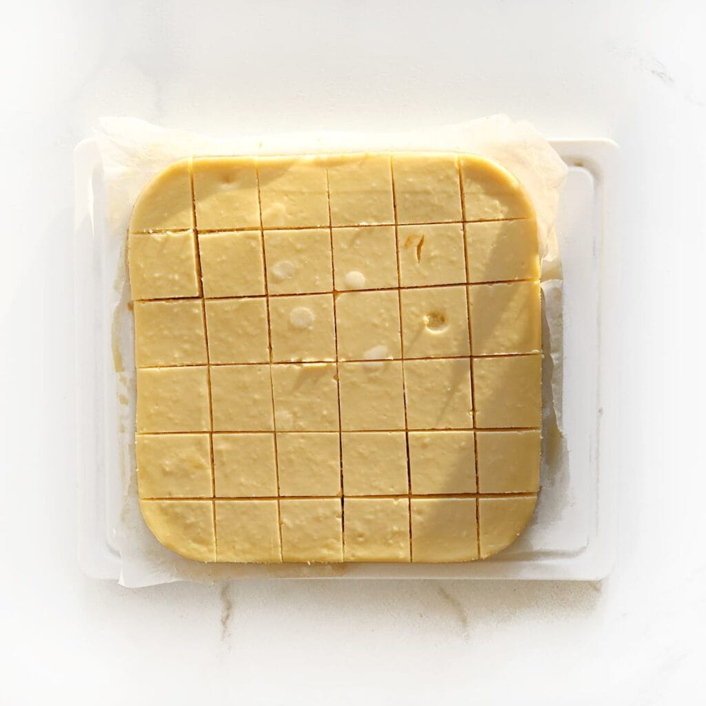 Snijd de cheesecake in kleine, gelijke blokjes.