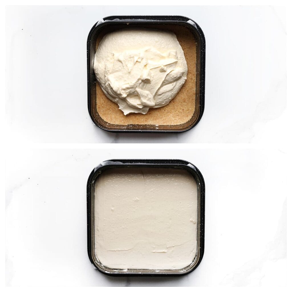 Verdeel het cheesecakebeslag over de koekjesbodem en strijk de bovenkant glad.