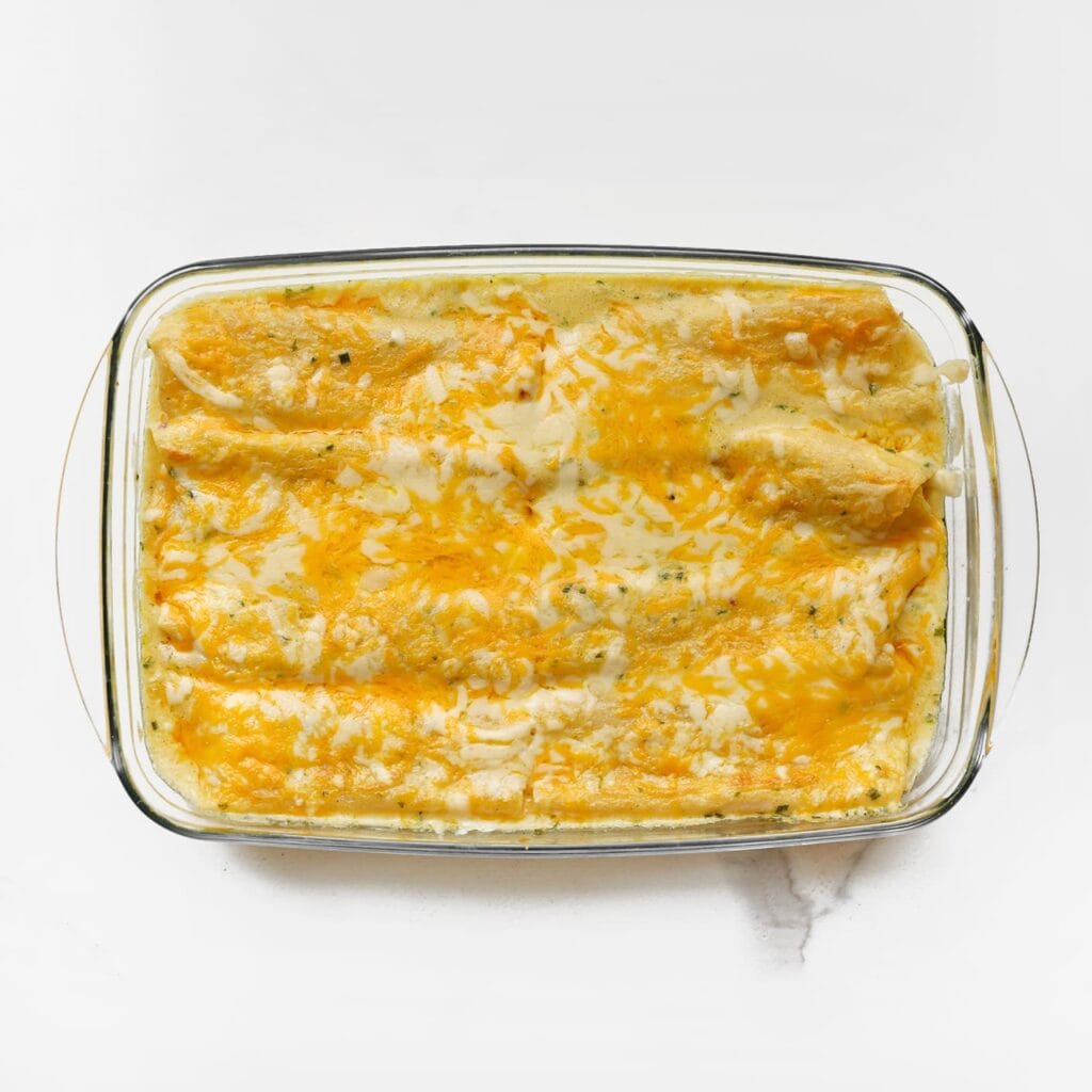 Bak de wraps in een voorverwarmde oven op 220 ℃. Bak 10-12 minuten, of tot de saus mooi goudbruin is.