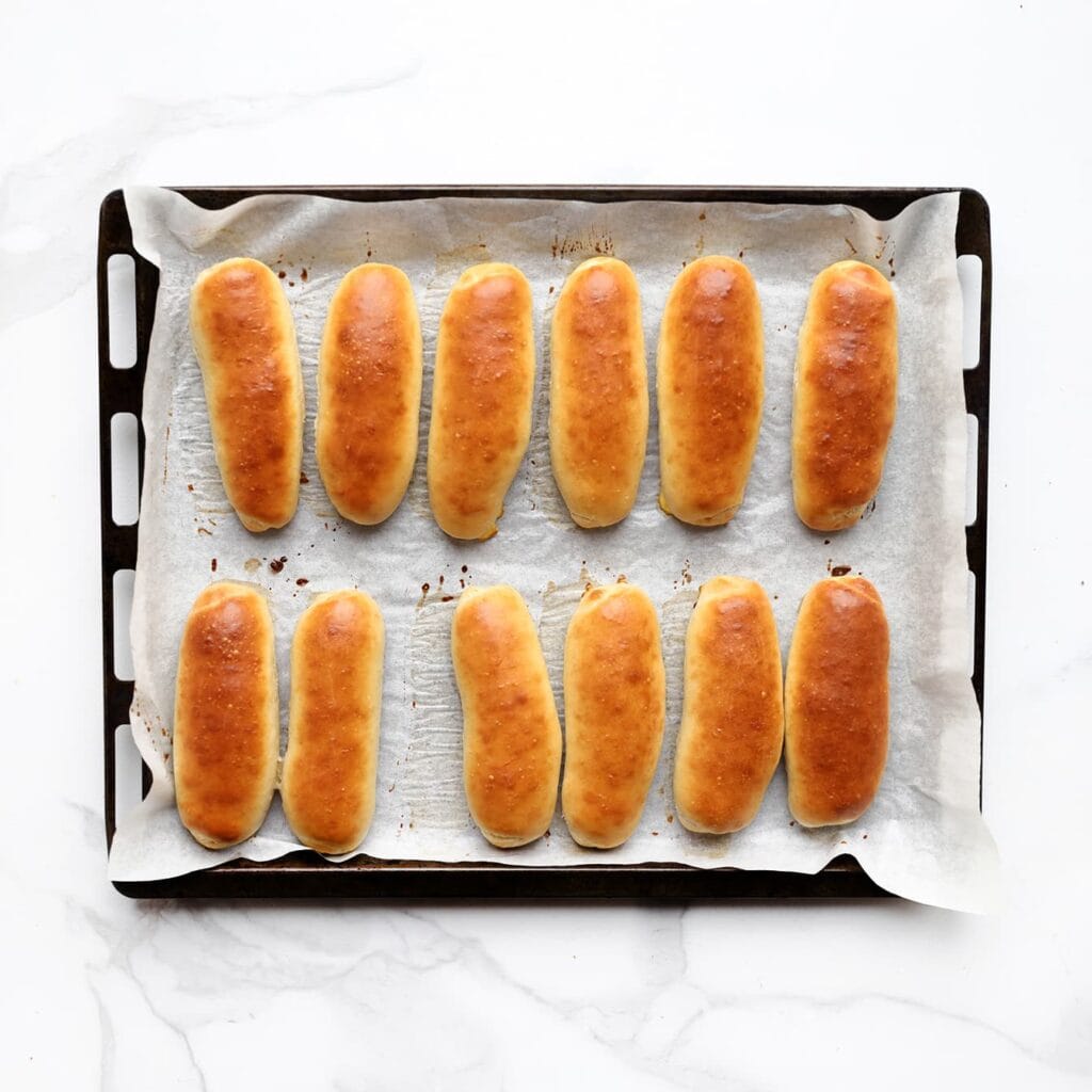 Verwarm de oven voor op 220 ℃. Bak de broodjes 12-18 minuten goudbruin.