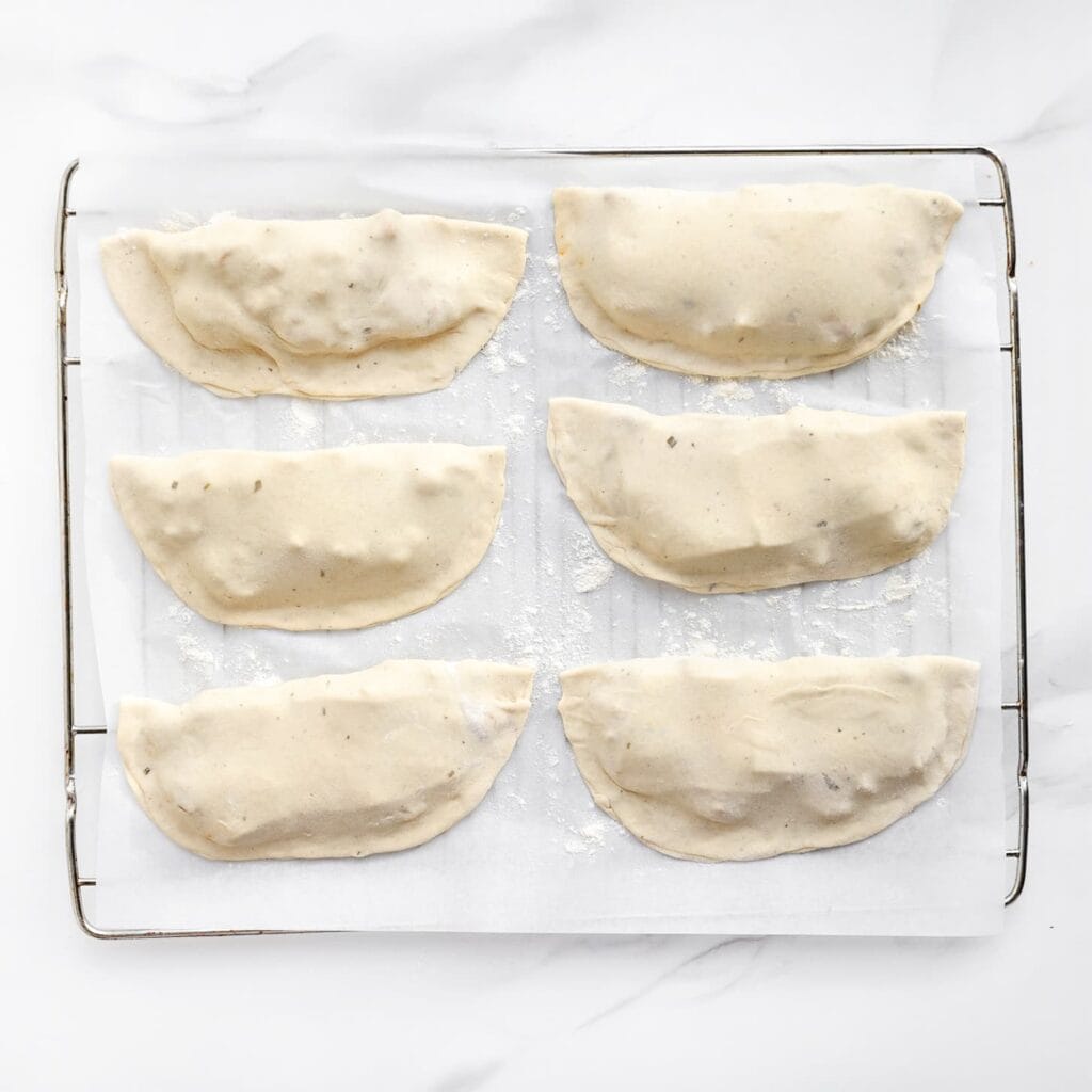  Leg het gevulde deeg op een vel bakpapier.