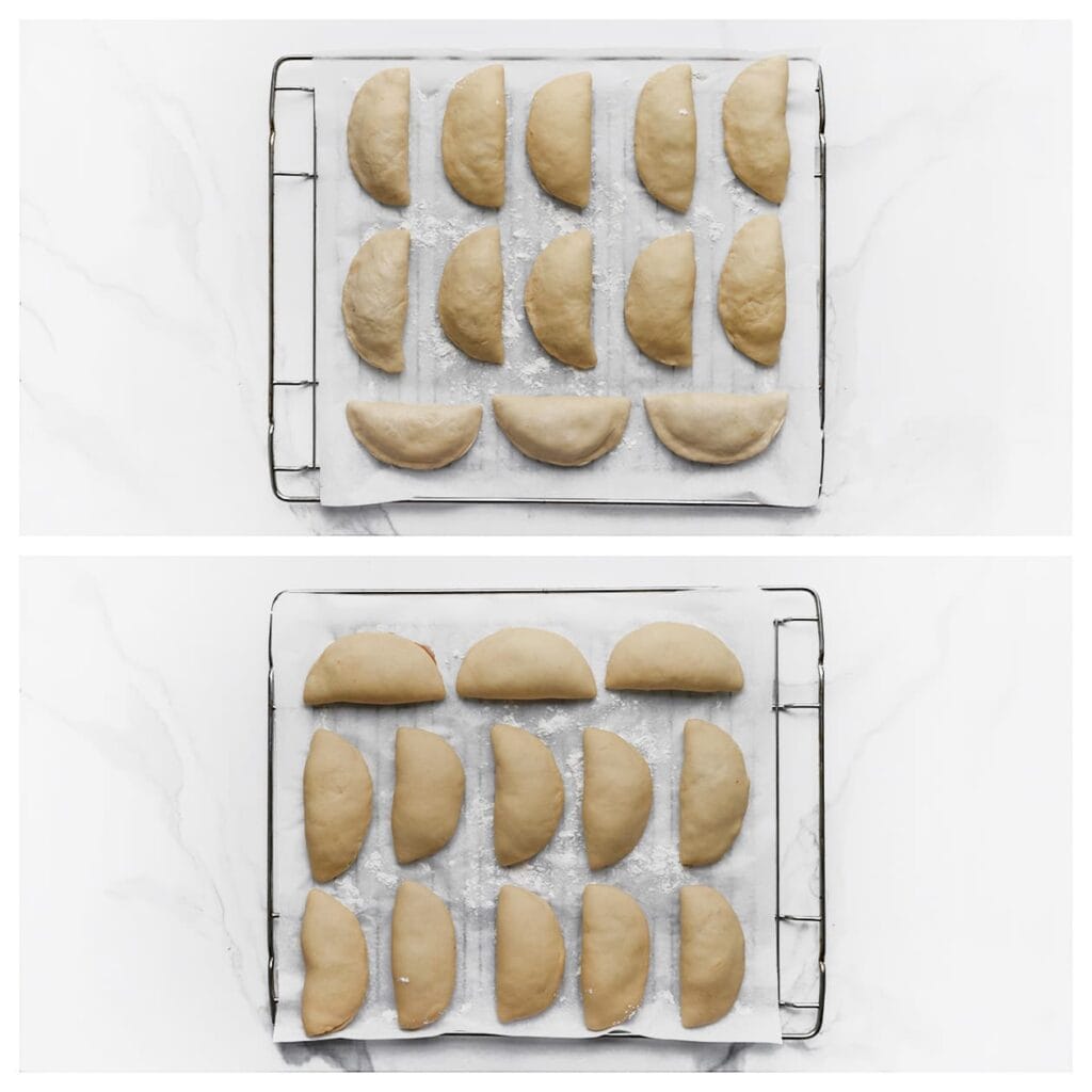 Leg de gevulde deegstukken op een met bloem bestoven vel bakpapier. Dek af en laat 30 minuten rijzen, of tot ze in omvang zijn verdubbeld.