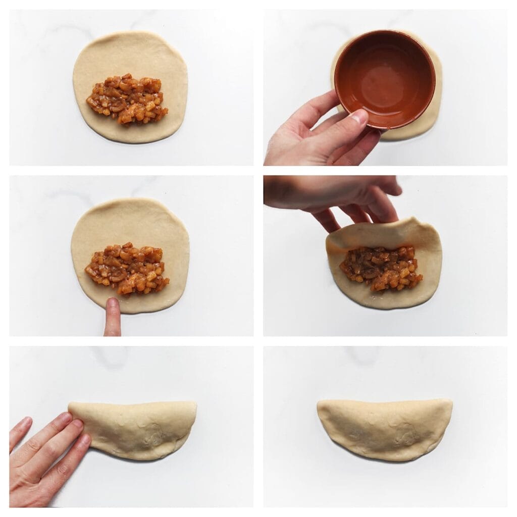 Verdeel ongeveer 30 gram van het appelmengsel over één helft van het deeg. Maak de randen licht vochtig, vouw dicht tot een halve maan en druk de randen stevig aan zodat de vulling er niet uitloopt.