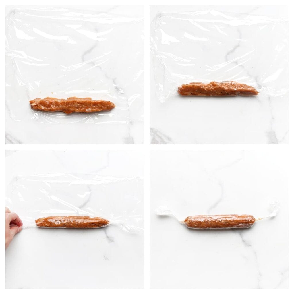 Leg een stuk huishoudfolie plat op het werkblad. Leg het kipmengsel onderaan in een rechte lijn en rol strak op tot een frikandel. Draai de uiteinden stevig in tegengestelde richting zodat de frikandel strak en mooi rond wordt. Sluit de folie goed af. Herhaal met de rest van het mengsel.