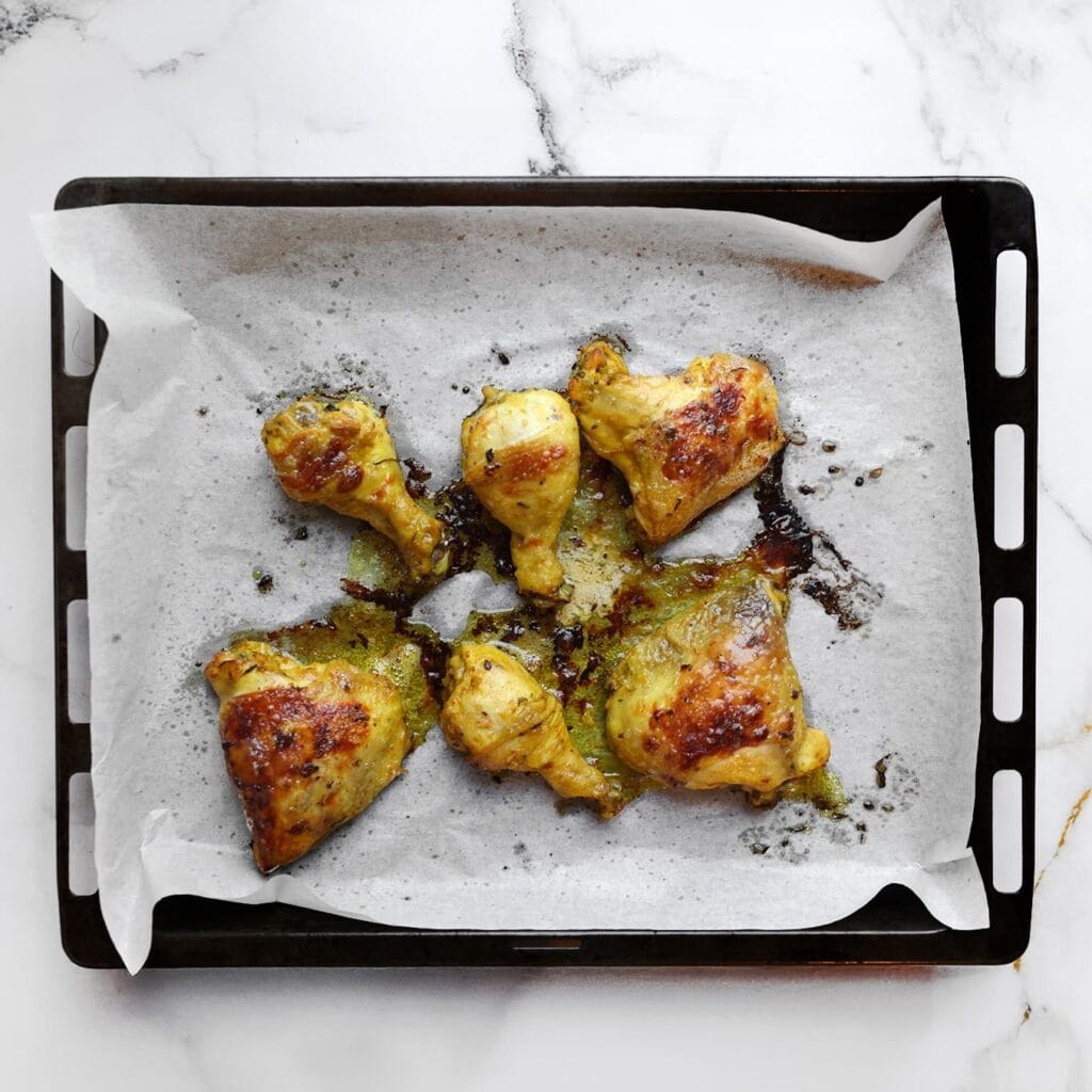 Zet de kip in een voorverwarmde oven op 220 °C. Bak 10-15 minuten, of tot deze mooi goudbruin is.