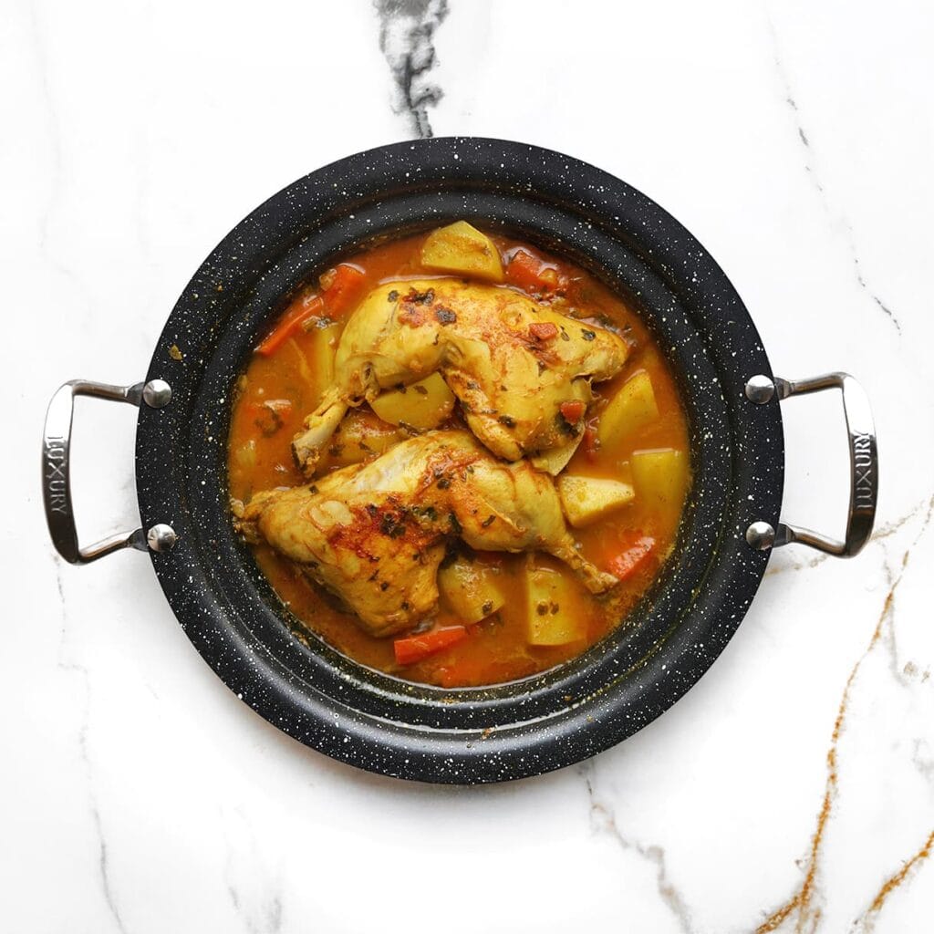 Breng de tajine aan de kook. Zet het vuur laag en laat, afgedekt, 50-60 minuten zachtjes koken.