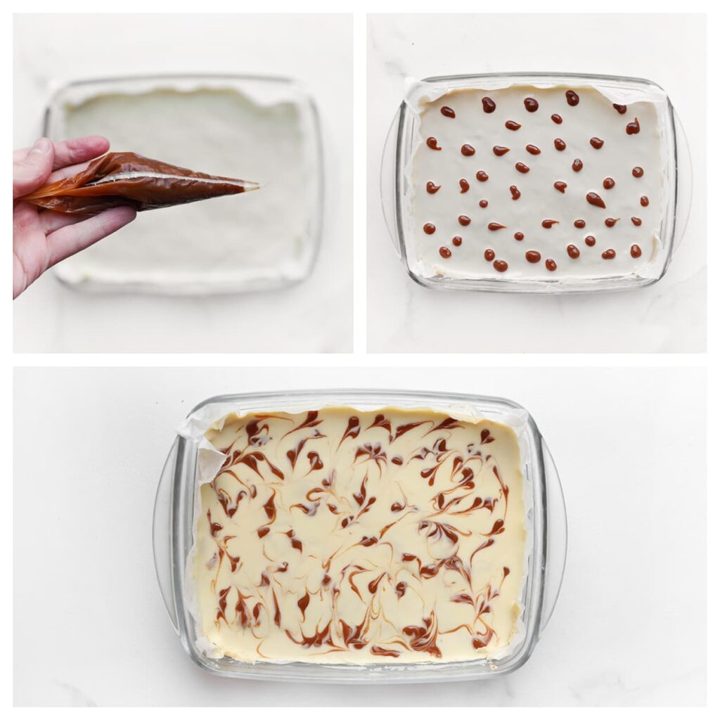 Giet de witte chocolade over het stroopwafelmengsel. Spuit er lijntjes karamel overheen en ga er met een satéprikker doorheen om een sierlijk patroon te maken. Zet het geheel, afgedekt, 1 uur in de koelkast of tot de chocolade volledig is uitgehard. Het liefst een nachtje.