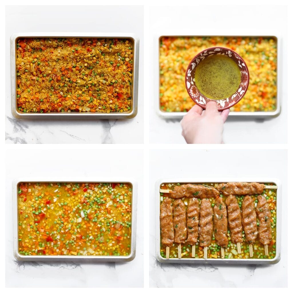 Verdeel het rijstmengsel gelijkmatig over een ovenschaal. Giet het bouillonmengsel eroverheen en leg de kipspiesjes bovenop de rijst.