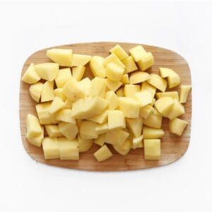 Aardappels in blokjes snijden