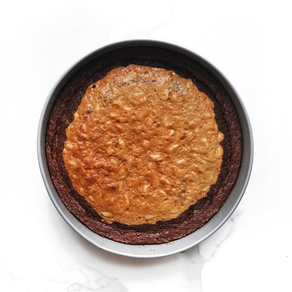 Zet de brownie in een voorverwarmde oven op 165 &deg;C. Bak 25-30 minuten. Laat volledig afkoelen.