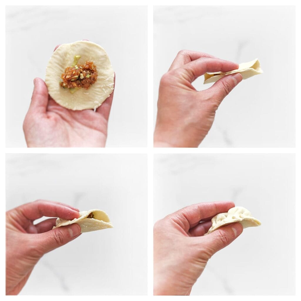 Leg een klein lepeltje vulling in het midden van een deeglapje. Maak de rand licht vochtig met water. Vouw het deeg dicht tot een halve maan en druk de randen goed aan.
