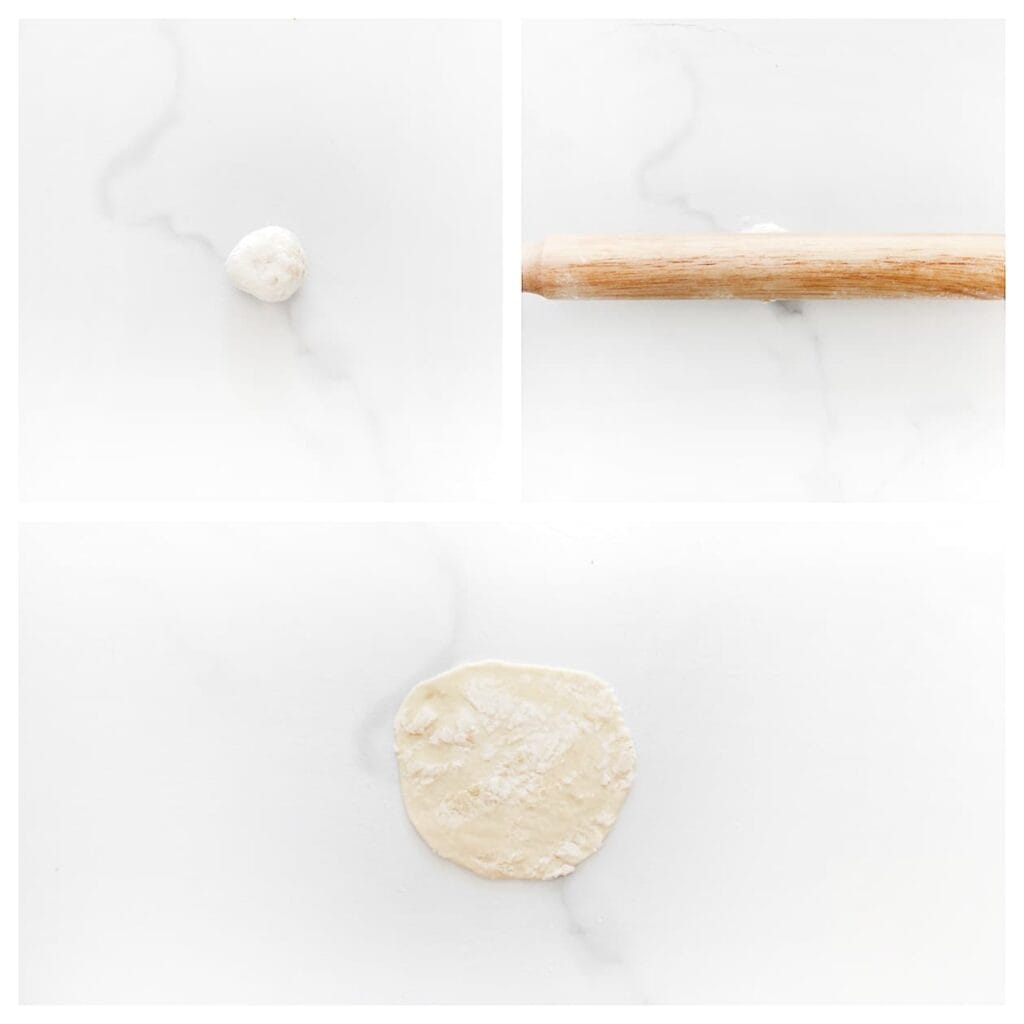 Rol het uit tot een rond lapje van ongeveer 8-10 cm. Probeer de randen iets dunner te maken dan het midden, zodat je mooie, zachte dumplings krijgt.