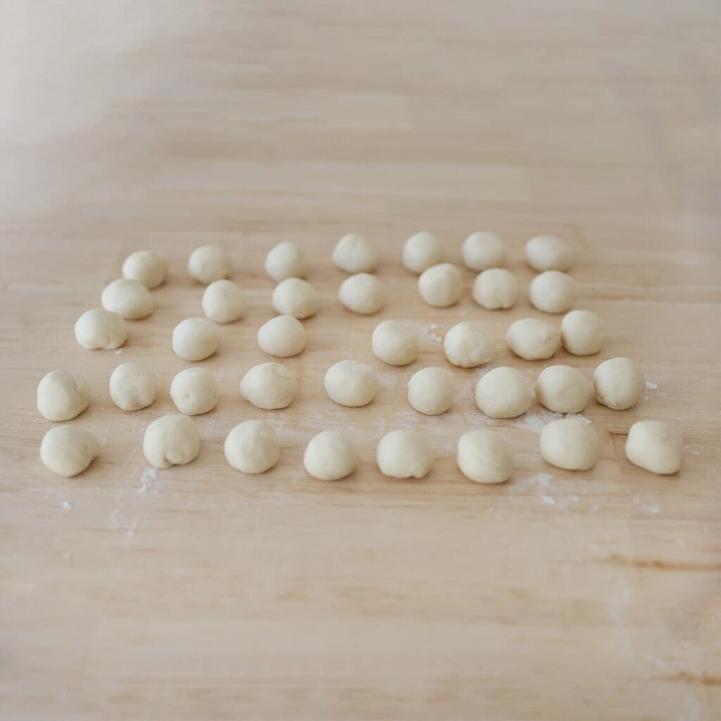 Rol elk stukje tot een bolletje. 