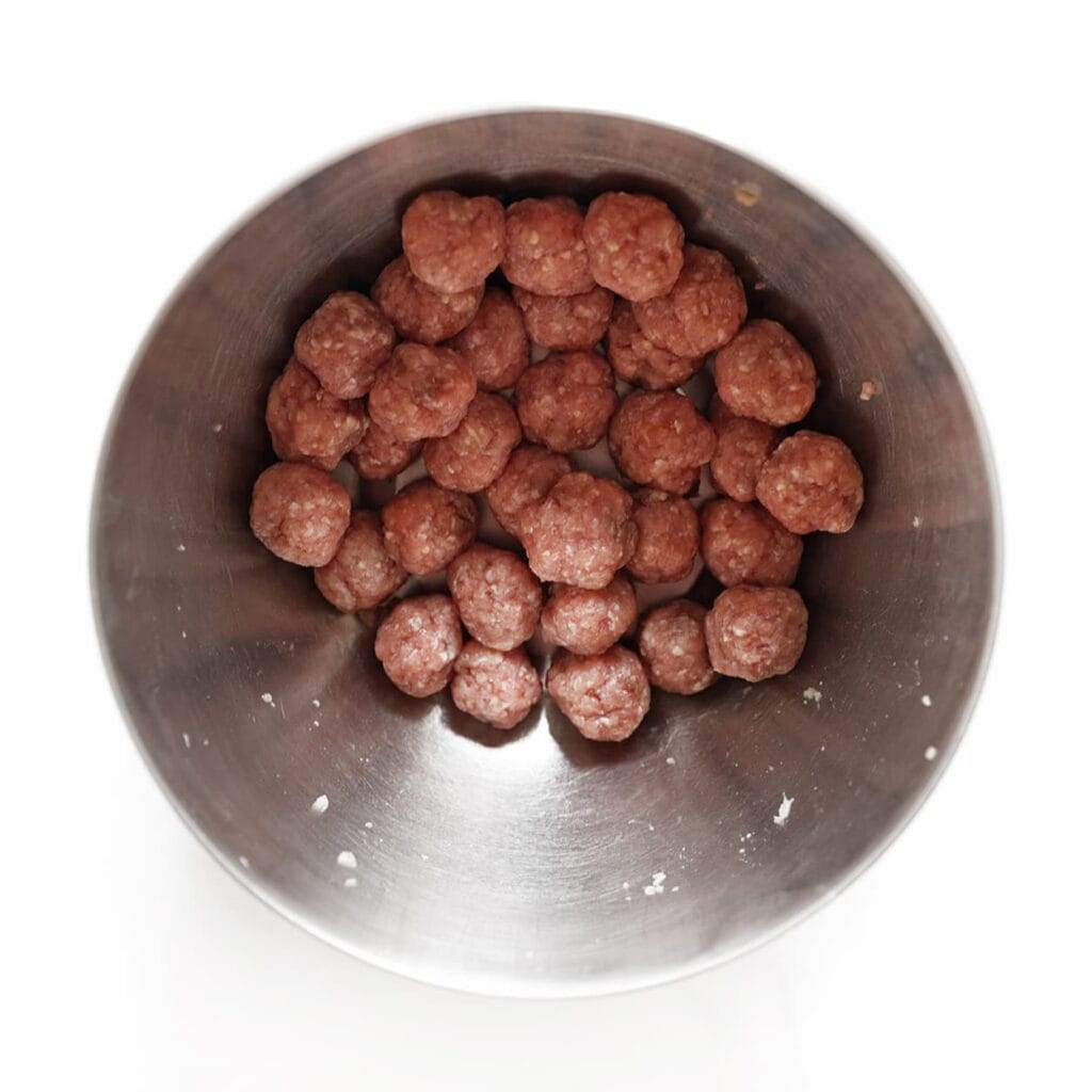 Vorm kleine gehaktballetjes.