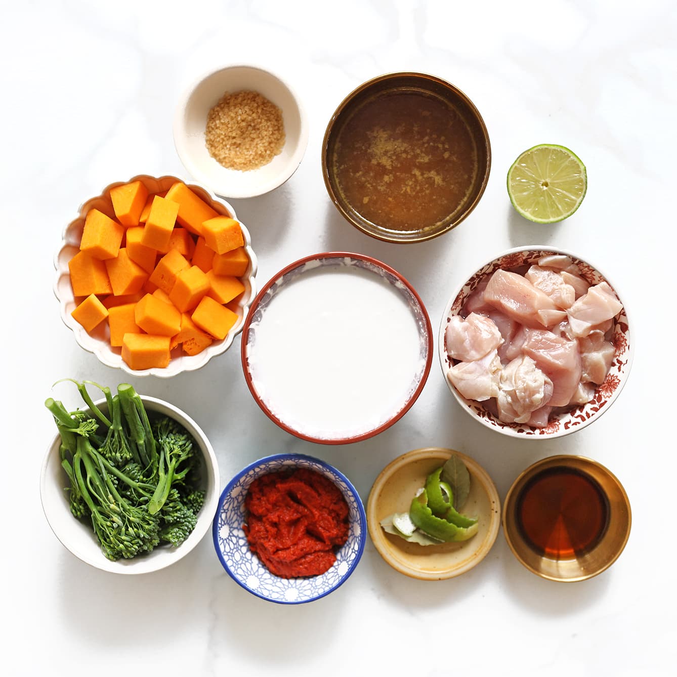 Ingredienten klaar leggen voor de Thaise kip curry