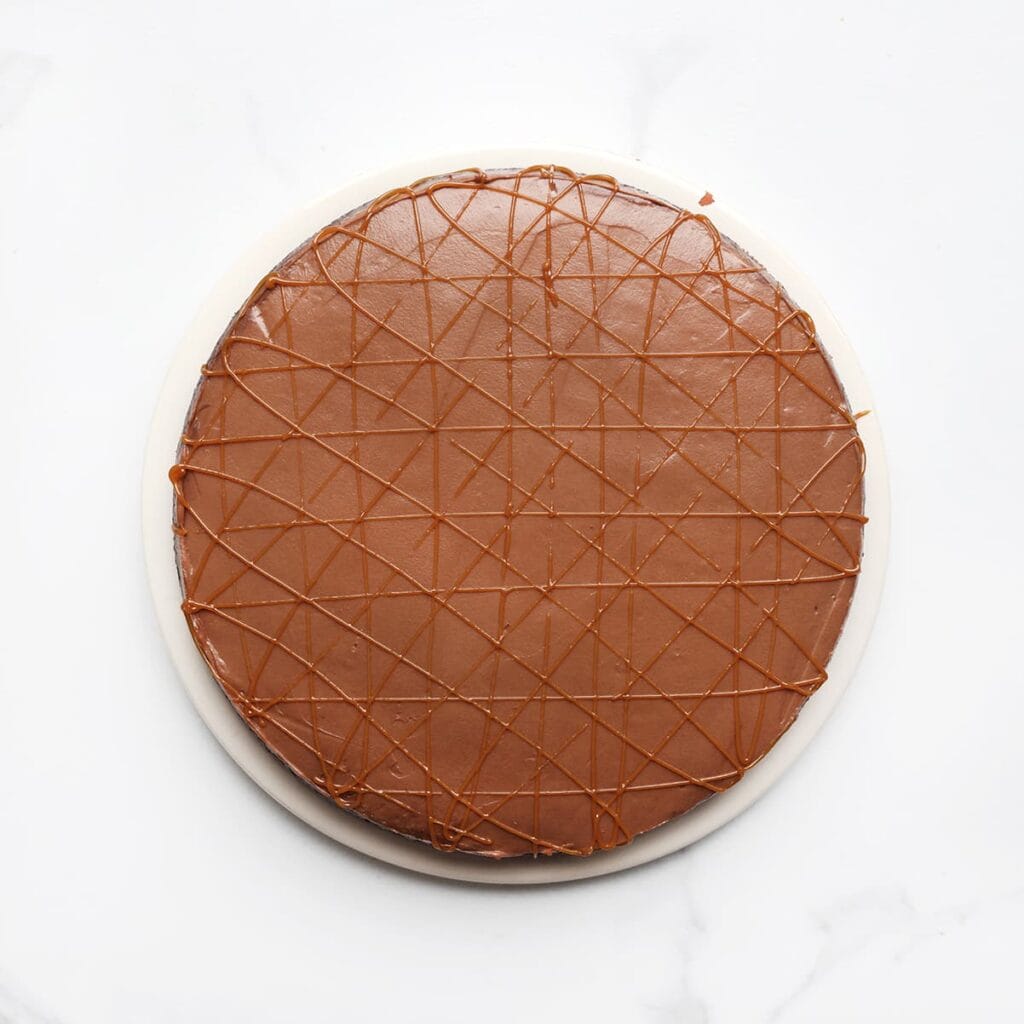 Indien gewenst: maak decoratieve lijntjes met extra karamel.