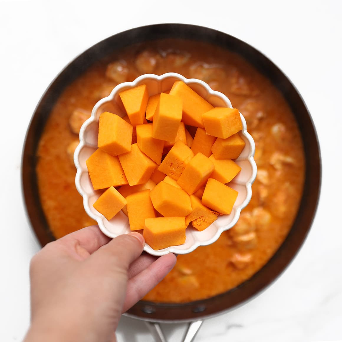 Pompoen toevoegen aan de thaise kipcurry